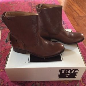 New with tags! Frye Melissa button zip short boot.